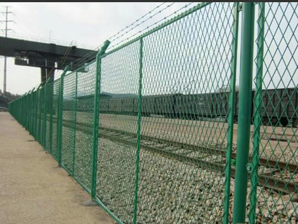 鋼板護(hù)欄網(wǎng)圖片1