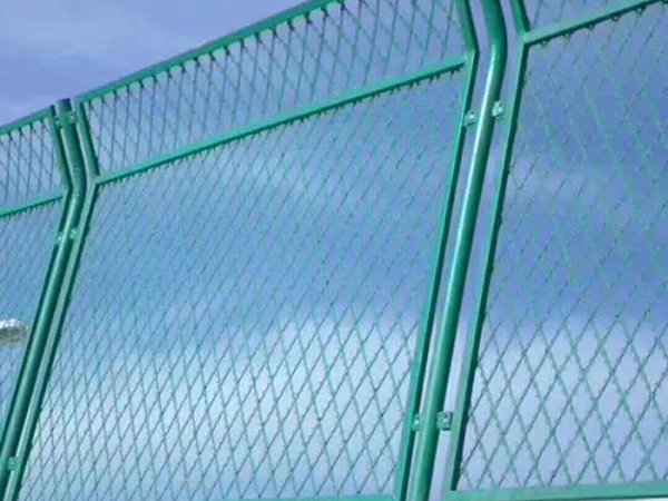 鋼板護(hù)欄網(wǎng)圖片2