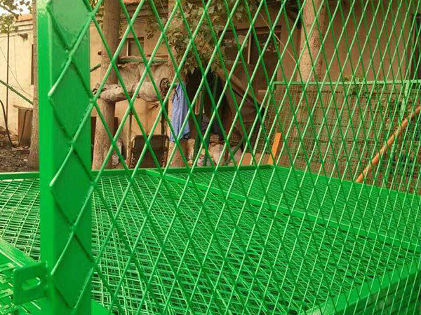 鋼板護(hù)欄網(wǎng)圖片3