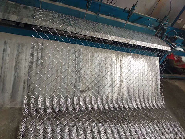 菱形勾花網(wǎng)圍欄圖片2