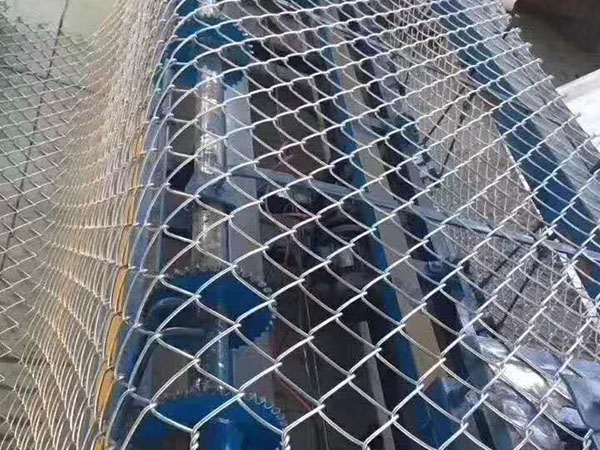 菱形勾花網(wǎng)圍欄圖片3